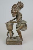 BAMILEKE, Kameruner Grasland, Metallguss Statuette, stehende Figur eines Trommlers auf einer