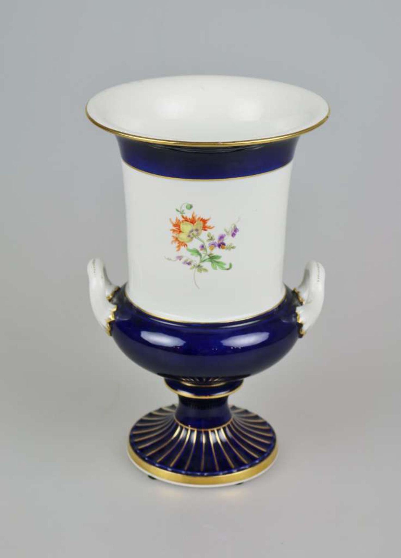 Meissen um 1900, Kratervase mit Blumenbouquets, weisser Font mit Königsblau und Goldstaffage, - Bild 2 aus 3