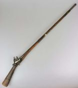 Steinschlossgewehr Türkei wohl 18. Jh., runder Stahllauf mit glatter Seele im Kaliber ca. 14 mm,