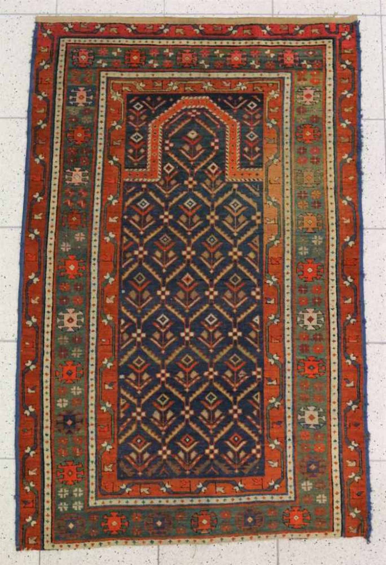 GEBETSTEPPICH, Westanatolien, Bergama, Anf. 19. Jh., Maße: 89 x 139 cm. Gebrauchs- und