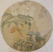 Seidenmalerei, China, Tusche auf Seide, wohl ehemals Rundfächer, großblütige Pflanze mit Vogel und