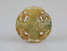 Okimono, Japan, wohl 19. Jh., verzierte Vase mit seitlichen Henkeln in Form von Drachen, Jade,