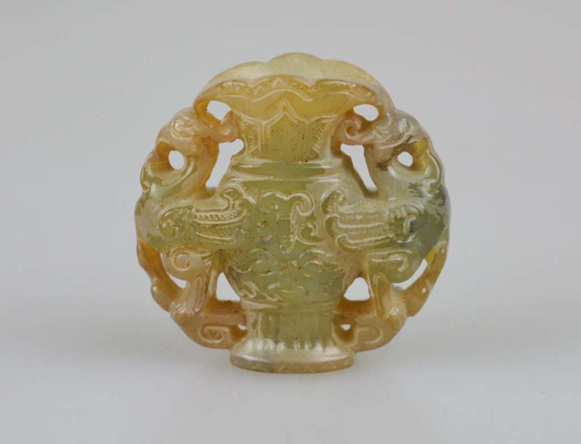 Okimono, Japan, wohl 19. Jh., verzierte Vase mit seitlichen Henkeln in Form von Drachen, Jade,