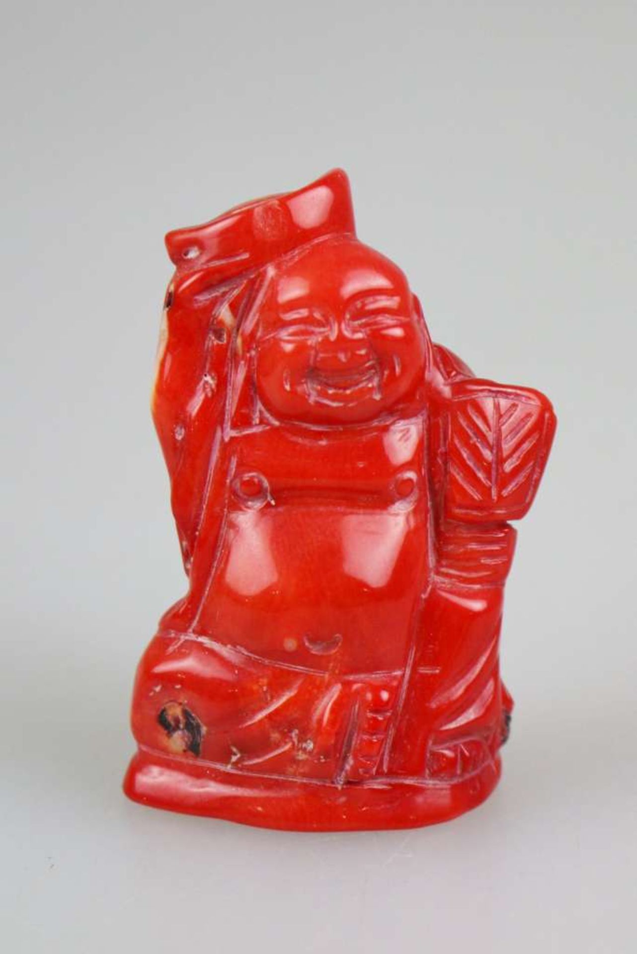 Okimono, Japan, wohl 19. Jh., Buddha Hotei, Koralle, H.: ca. 5,5 cm.