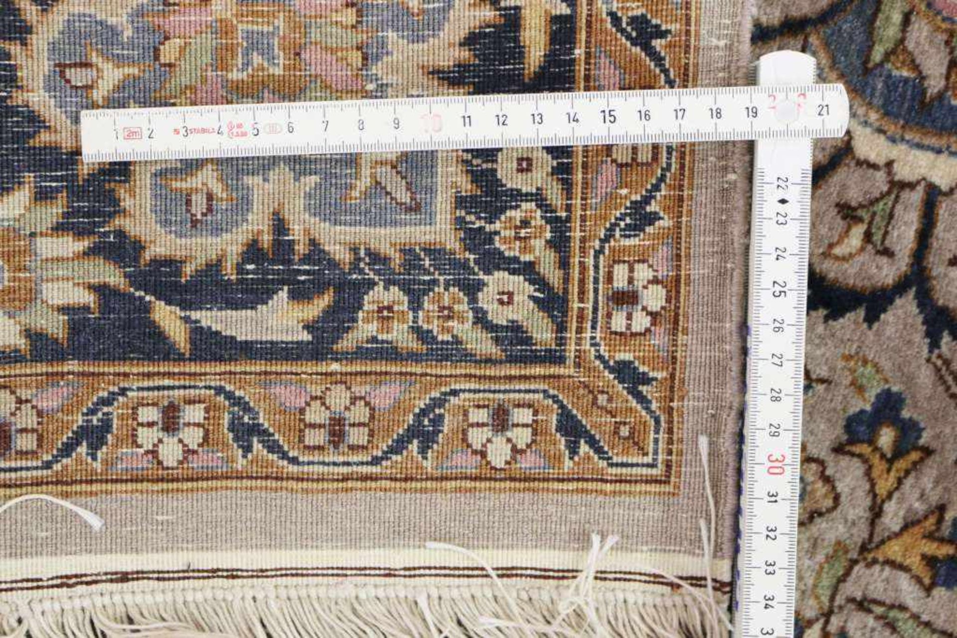 Teppich, Persien, wohl Isfahan, 20. Jh., Wollflor, beigegrundiges Hauptfeld mit Blüten- und - Bild 3 aus 3