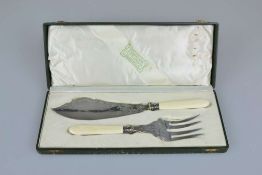 Fisch-Vorlegebesteck 800er Silber, 2-tlg., Deutschland um 1900, reich verziert mit floralem Dekor,