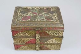 Orientalischer Schmuckkasten, wohl 19. Jh., 3-schübig, Messing, komplett verziert mit farbigen