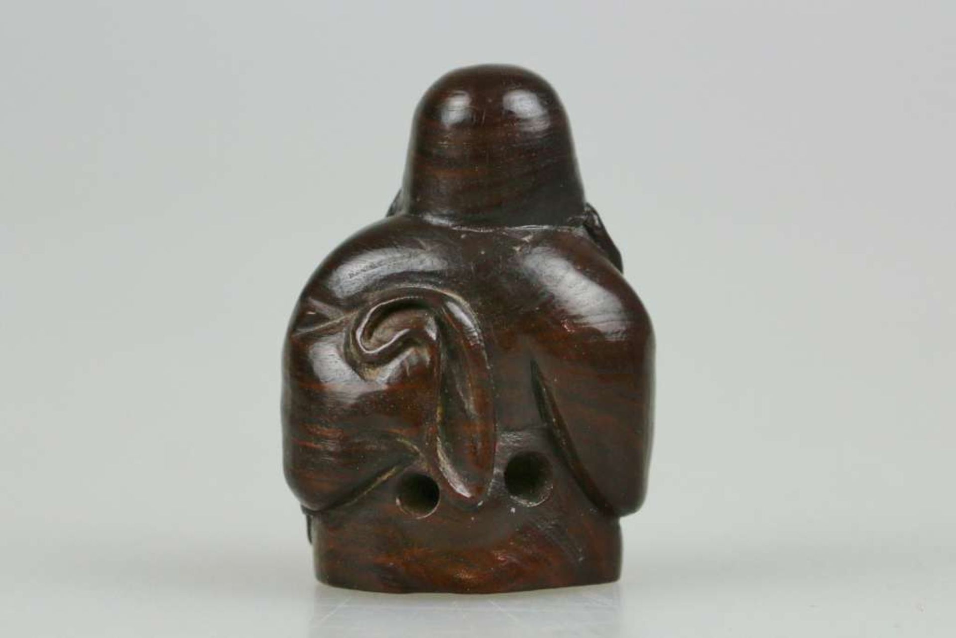 Netsuke, Japan, wohl 19. Jh., Glücksgott Jourojin, Holz, am Boden signiert, H.: ca. 5 cm. - Image 2 of 3