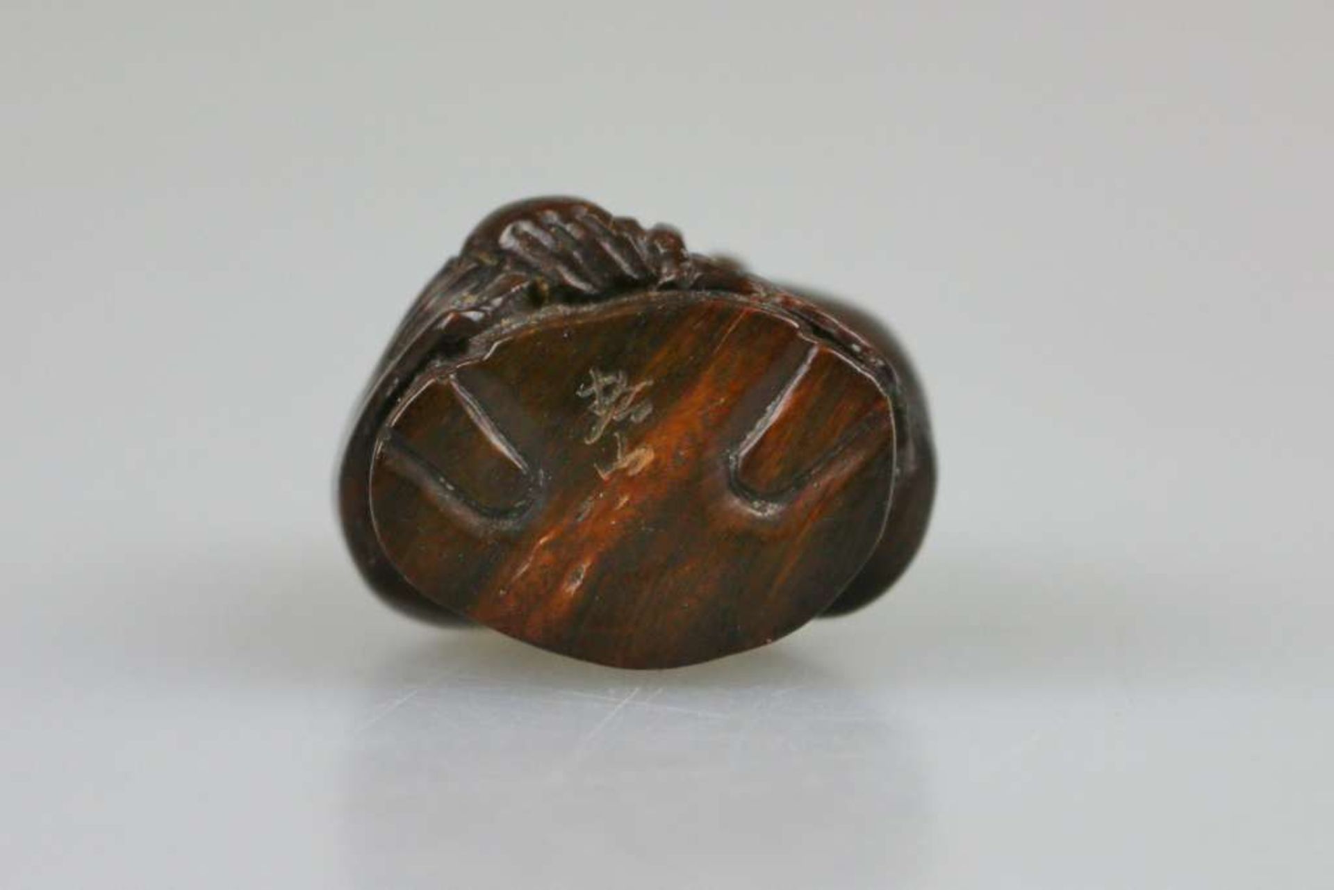 Netsuke, Japan, wohl 19. Jh., Glücksgott Jourojin, Holz, am Boden signiert, H.: ca. 5 cm. - Image 3 of 3