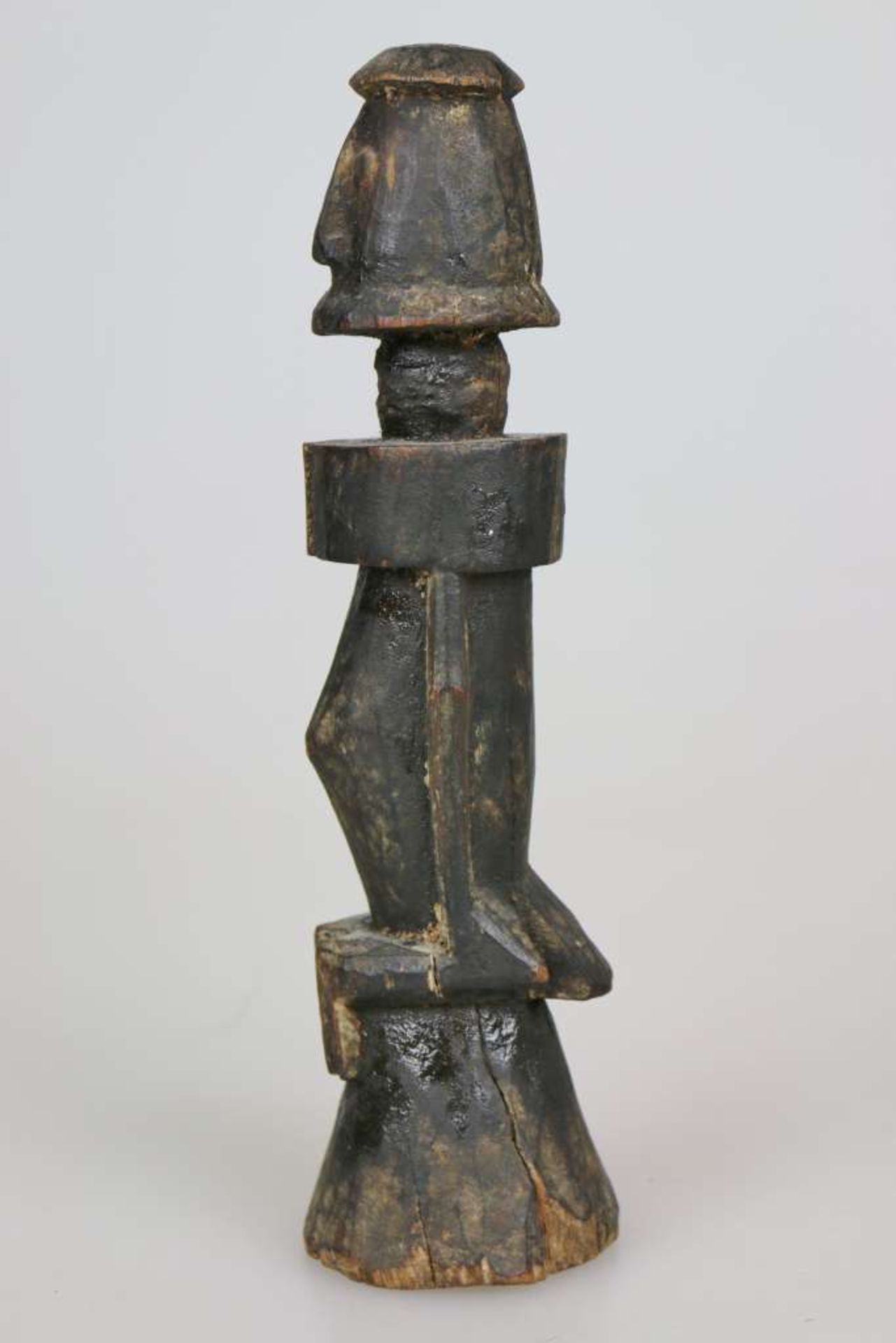 DOGON, Mali, Holz mit dunkelbrauner Patina, sitzende Figur, überlängter Rumpf, am Korpus eng - Bild 2 aus 4