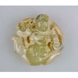 Okimono, Japan, wohl 19. Jh., figürliche Darstellung, Jade, fein gearbeitet, H.: ca. 5 cm.