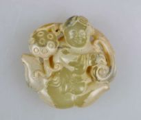 Okimono, Japan, wohl 19. Jh., figürliche Darstellung, Jade, fein gearbeitet, H.: ca. 5 cm.