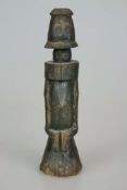 DOGON, Mali, Holz mit dunkelbrauner Patina, sitzende Figur, überlängter Rumpf, am Korpus eng