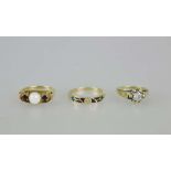 Konvolut Ringe, 585er Gelbgold, 3 Stück: Ring mit Perle und zwei dunkelroten Edelsteinen auf