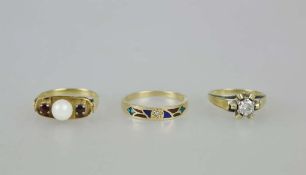 Konvolut Ringe, 585er Gelbgold, 3 Stück: Ring mit Perle und zwei dunkelroten Edelsteinen auf