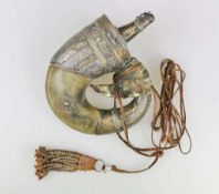 Orientalische Pulverhorn in Schneckenform 18./ 19. Jh., Kupferbeschläge, Deckel mit Schlüssel für