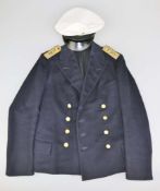 Kriegsmarine Uniformjacke und Schirmmütze, Jacke wohl nach dem Krieg weiterverwendet, abgeändert und