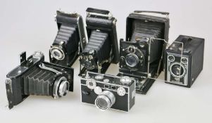 Konvolut Kameras, 6 Stück, vers. Hersteller, Mitte 20. Jh.: Zeiss Ikon Ikonta 521/16, Kodak No. 1
