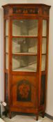 Eckvitrine mit Bildintarsien, Biedermeier, 2. Zeit, mit gefärbtem Furnier. H x B x T ca. 194 x 76