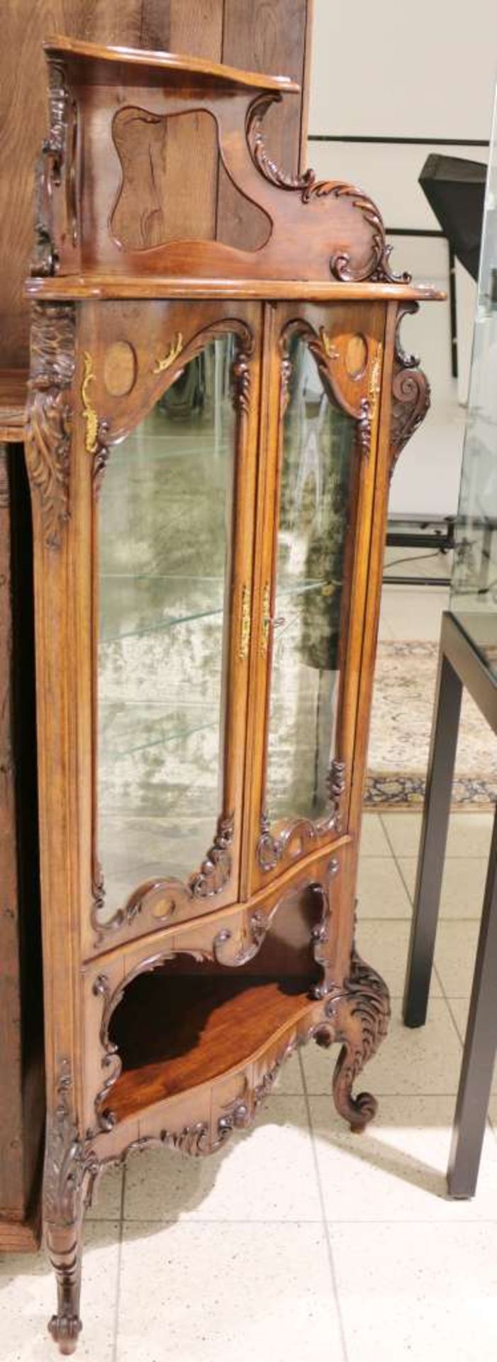 Eckvitrine, Stil Louis XV, eintüriger verglaster Korpus, zusätzl. Gefache, Innenwandung mit Textil - Image 2 of 3