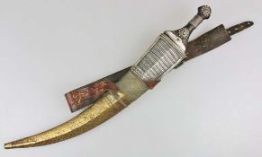 Arabien, sog. Wahabiten Jambya um 1900, verziert zweischneidige Stahlklinge, Holzgriff mit Silber-