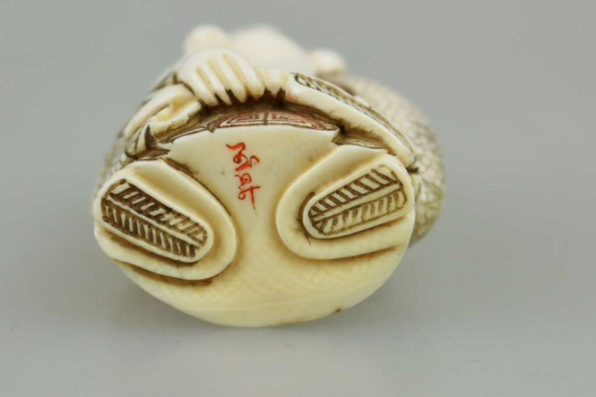 Netsuke, Japan, wohl 19. Jh., Glücksgott Jourojin mit partiell farbigem Umhang, Elfenbein, am - Bild 4 aus 4