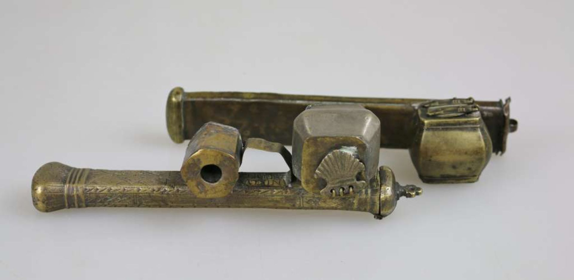 Paar Reiseschreibzeuge, 19. Jh., Kupfer und Messing, aufklappbarer Tintenbehälter und hohle Griffe - Image 2 of 3