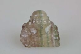 Okimono, Japan, wohl 19. Jh., sitzender Buddha Hotei, Achat oder Glas, H.: ca. 4 cm.