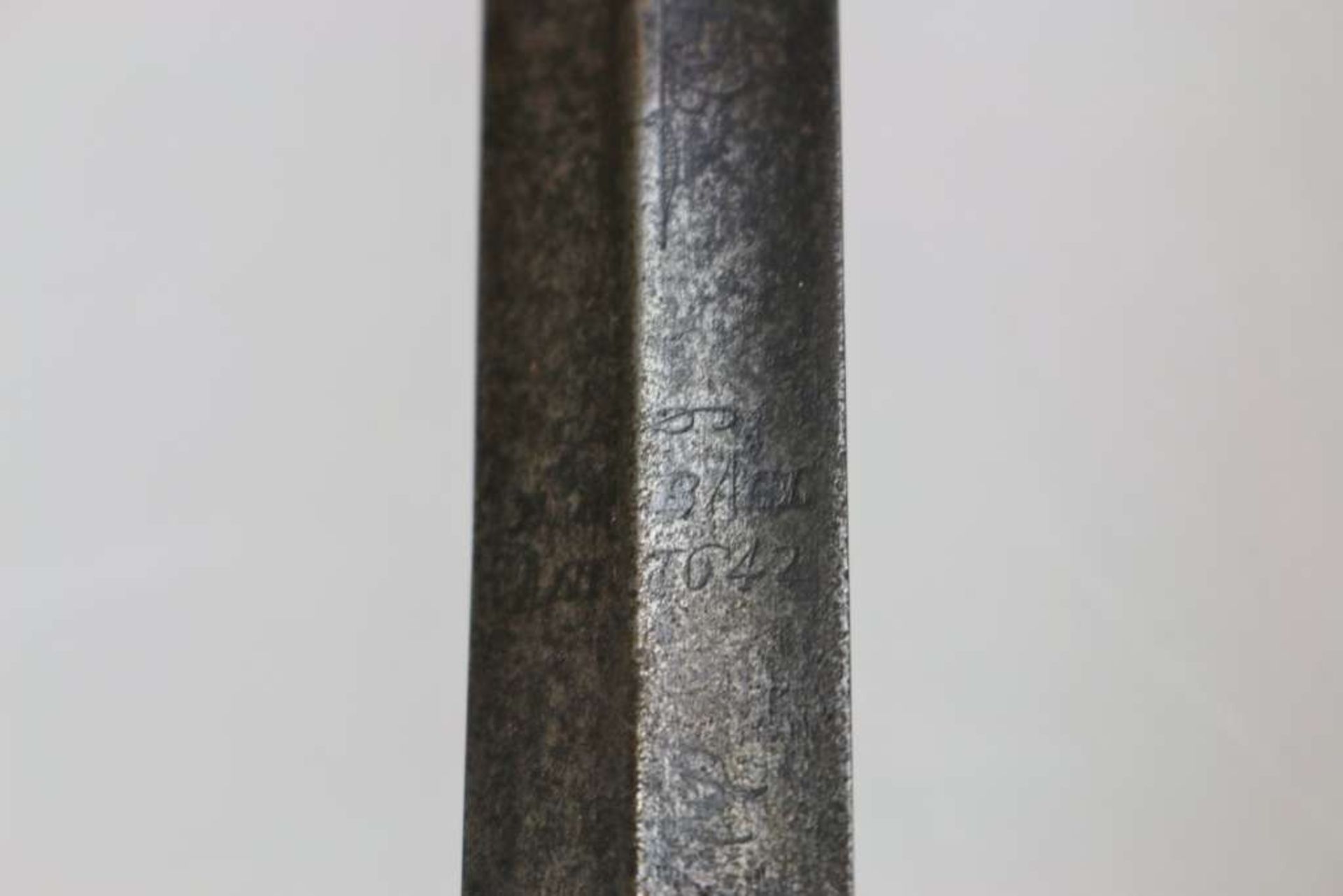 England, Degen 17 Jh., zweischneidige, flach gegratete Stichklinge, beidseitig ornamental geätzt, - Bild 10 aus 10