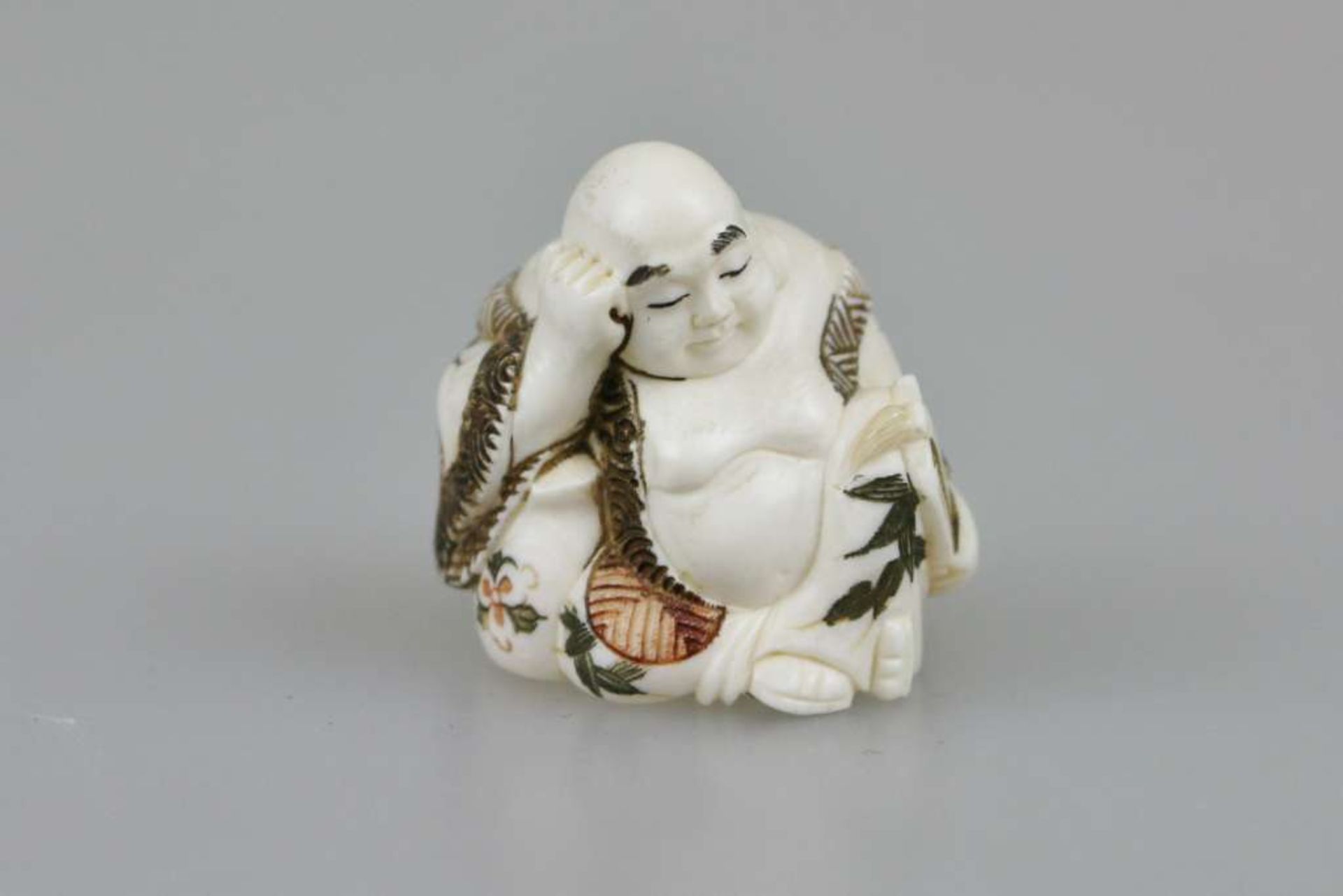 Netsuke, Japan, wohl 19. Jh., Glücksgott Hotei mit partiell farbigem Umhang, Elfenbein, am Boden - Bild 2 aus 4