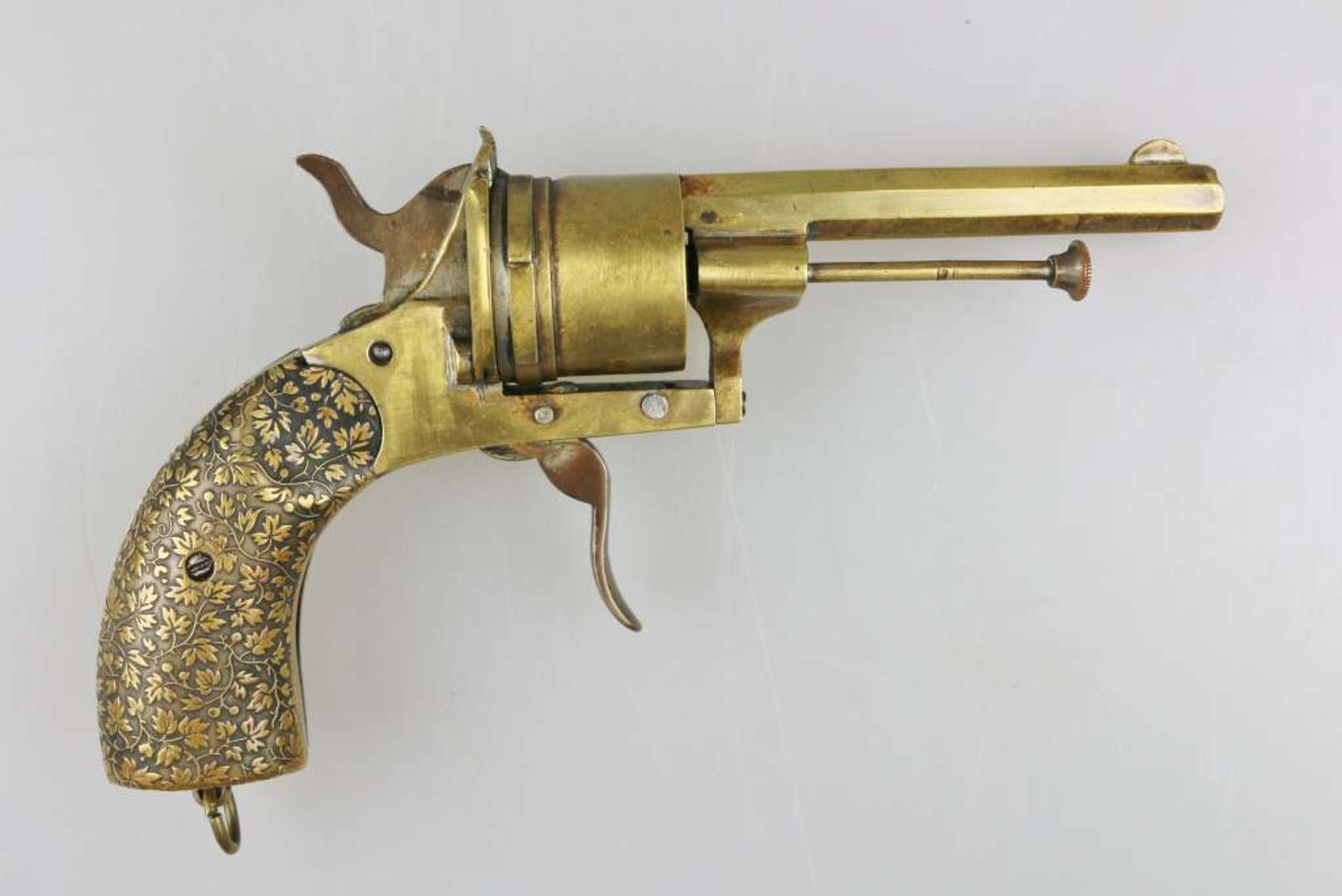 Zigarrenschneider in Form eines frühen Revolvers, um 1880, Revolvertrommel dient zur Aufnahme der