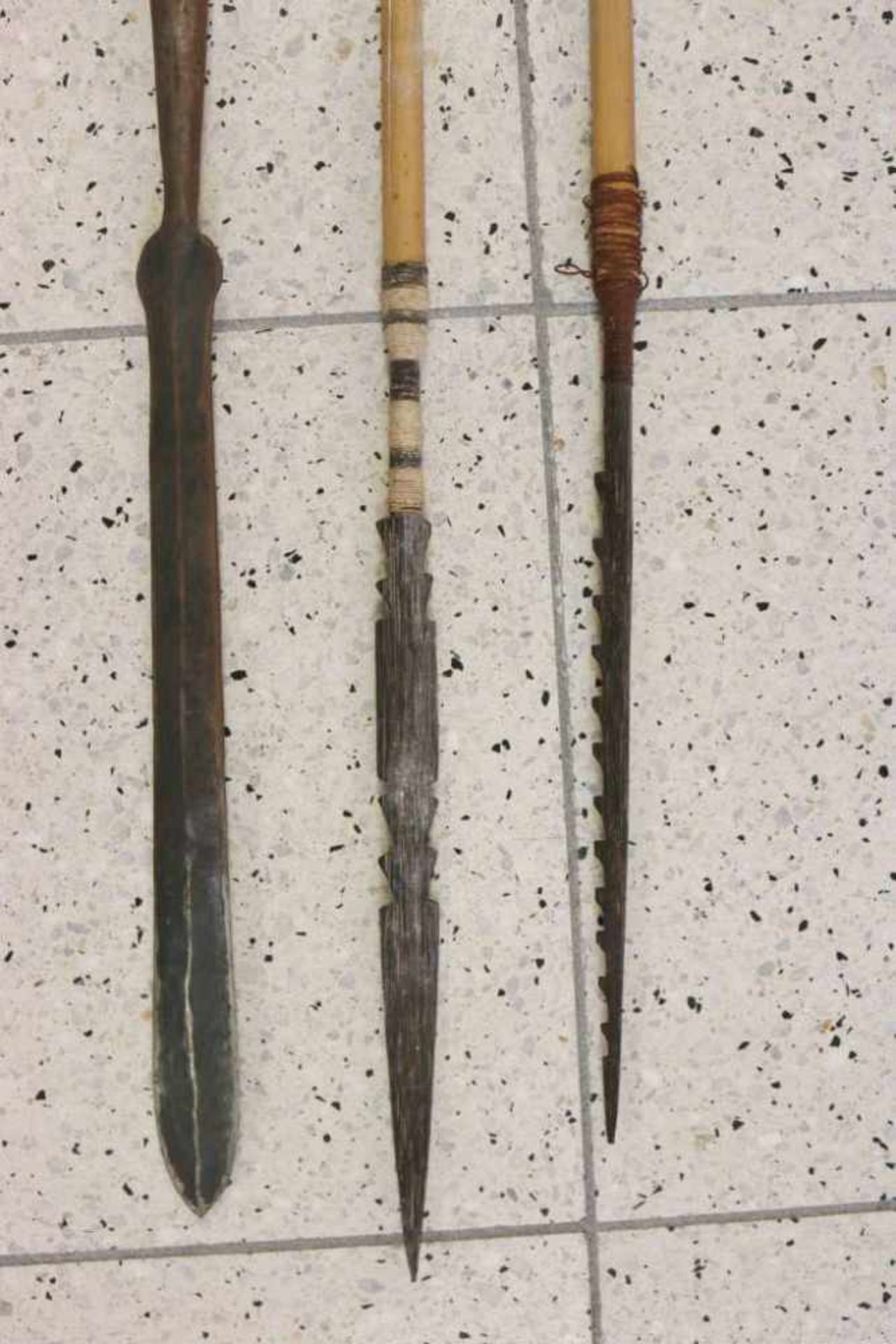 Afrika, Langbogen mit 2 Pfeilen, hölzerne geschnitzte spitzen sowie ein Speer, verziertes Holz mit - Bild 2 aus 3