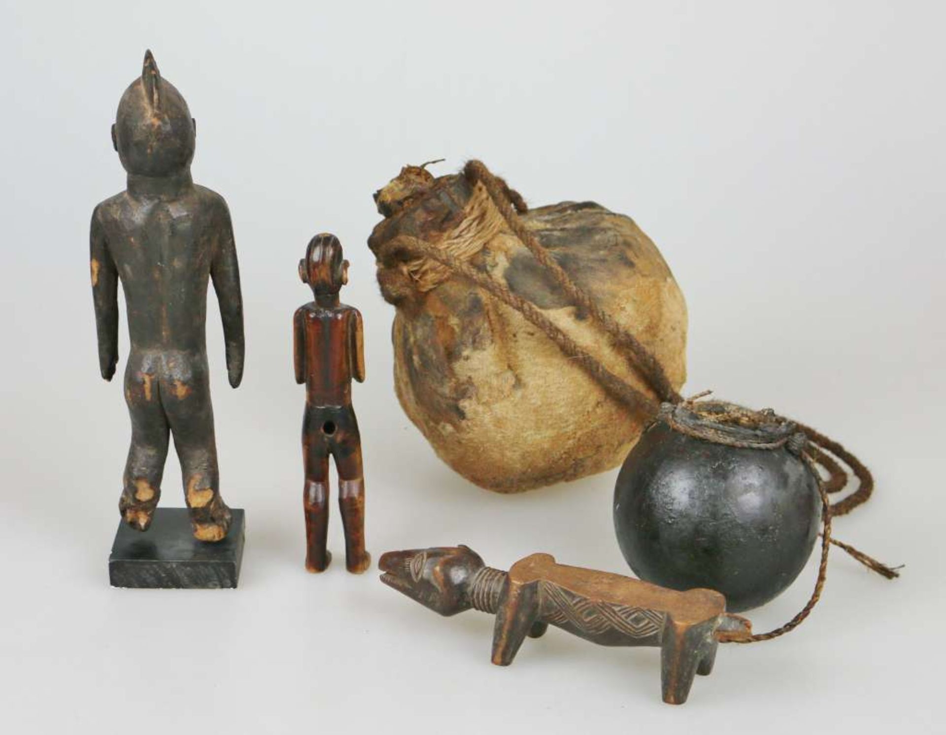 Drei Ritualfiguren und zwei Rundbehälter, Afrika, Holz geschnitzt und dunkel patiniert, Kürbis und - Bild 2 aus 2