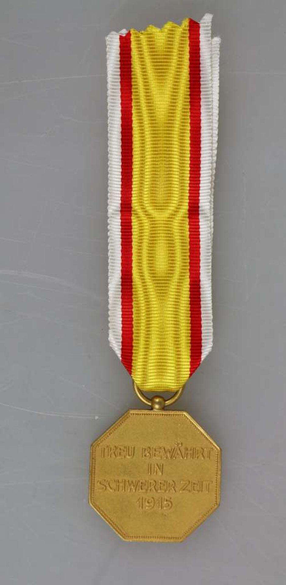Lippe-Detmold, Kriegs-Ehrenmedaille am Band für Verdienst im Feindesland, Buntmetall vergoldet, - Bild 2 aus 2