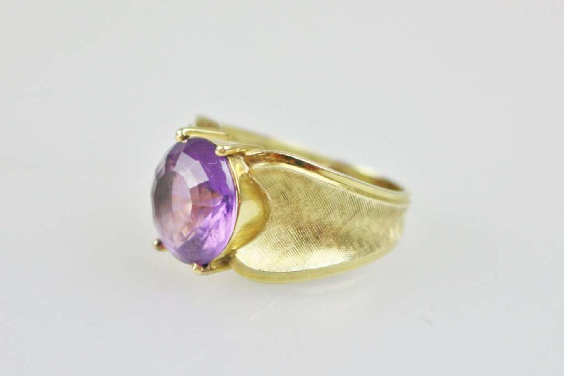 Ring mit großem Amethyst, 585er Gelbgold, Schiene zum Ringkopf konkav und breiter werdend, - Image 2 of 3