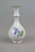 Meissen, kleine Vase, 20. Jh., Form Neuer Ausschnitt, Dekor Streublumen, polychrom gefasst,