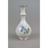 Meissen, kleine Vase, 20. Jh., Form Neuer Ausschnitt, Dekor Streublumen, polychrom gefasst,