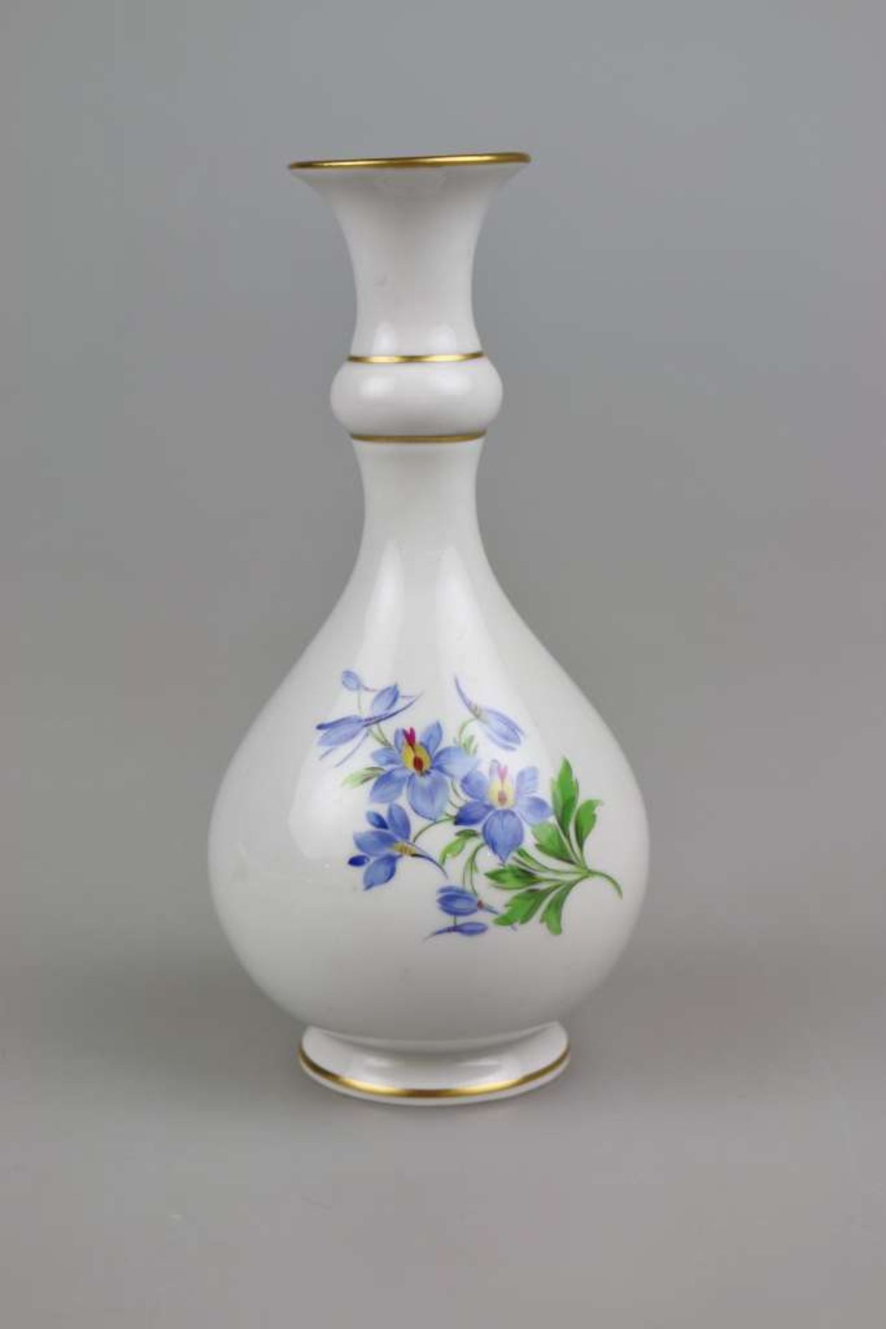 Meissen, kleine Vase, 20. Jh., Form Neuer Ausschnitt, Dekor Streublumen, polychrom gefasst,