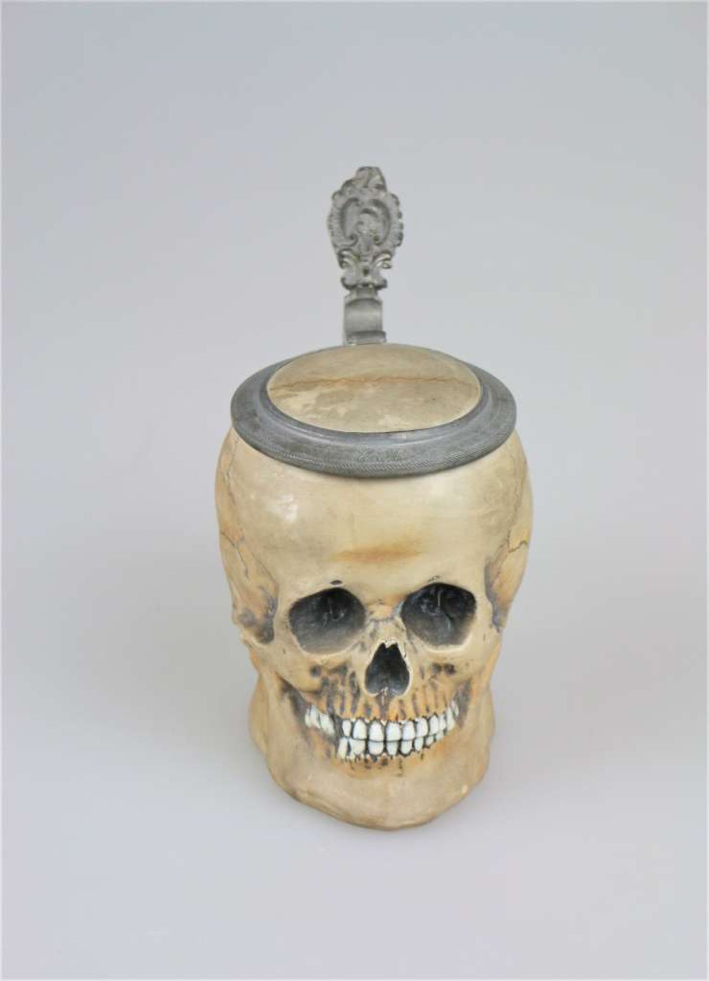 Studentika, Totenkopf-Humpen, Deckelkrug, wohl Porzellan mit Zinnmontur in Form eines Totenschädels, - Bild 2 aus 5