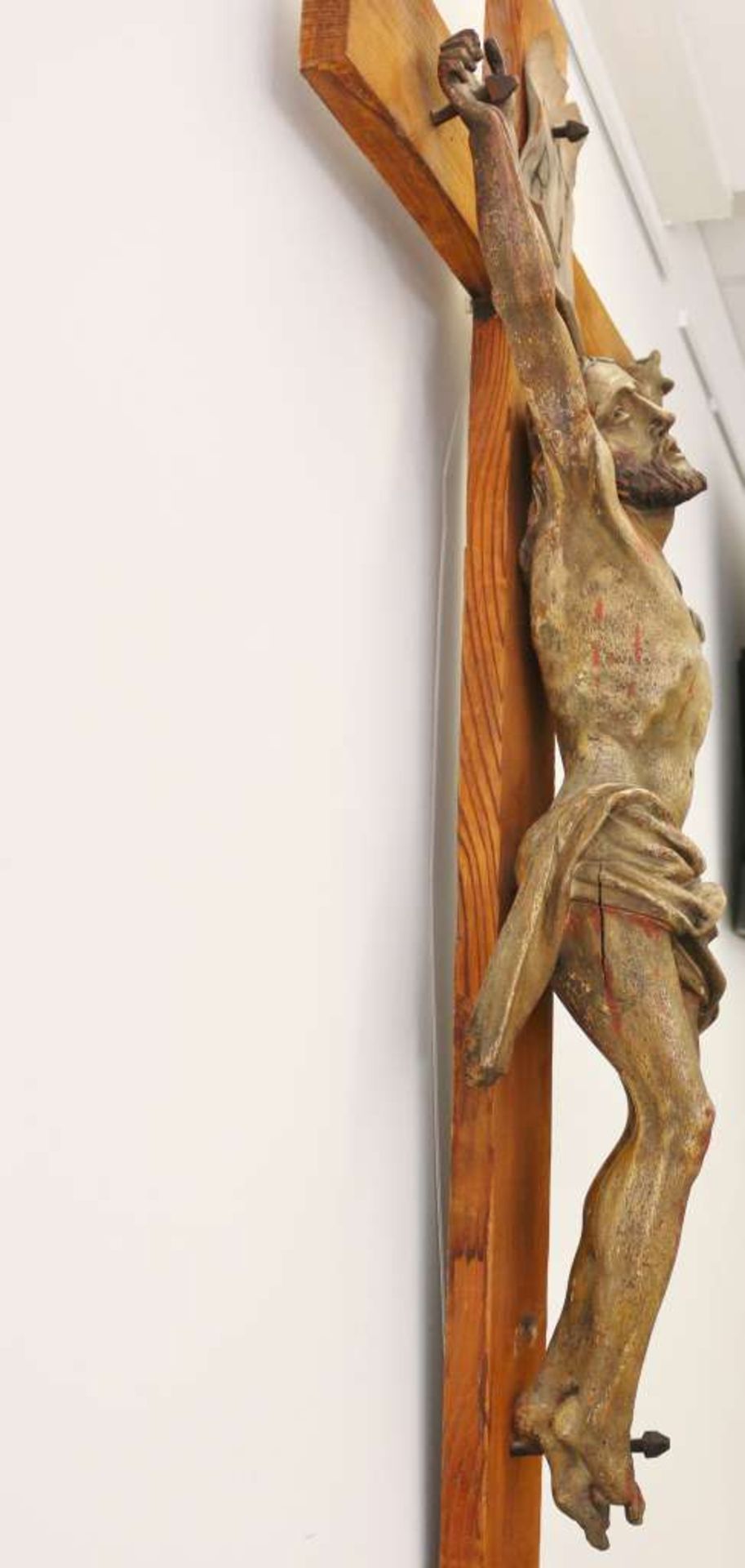 Süddeutsch, wohl 18/19. Jh., Holz, vollplastisch ausgefertigter Dreinageltypus, Darstellung des - Bild 4 aus 6