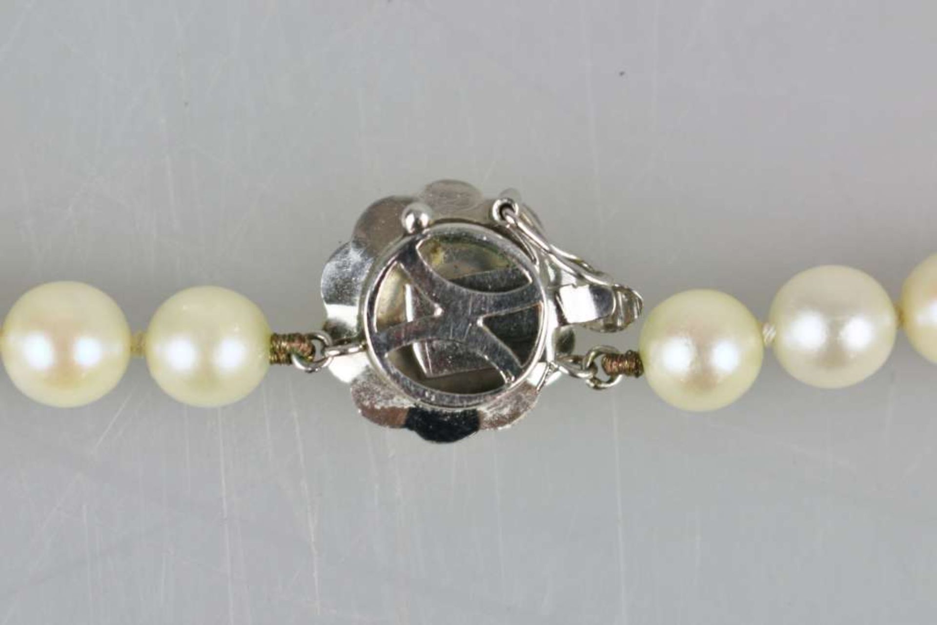 Kleine Perlenkette mit blütenförmigen Verschluss aus 14 k WG, Perlendurchmesser ca. 6,3 mm, - Bild 3 aus 3