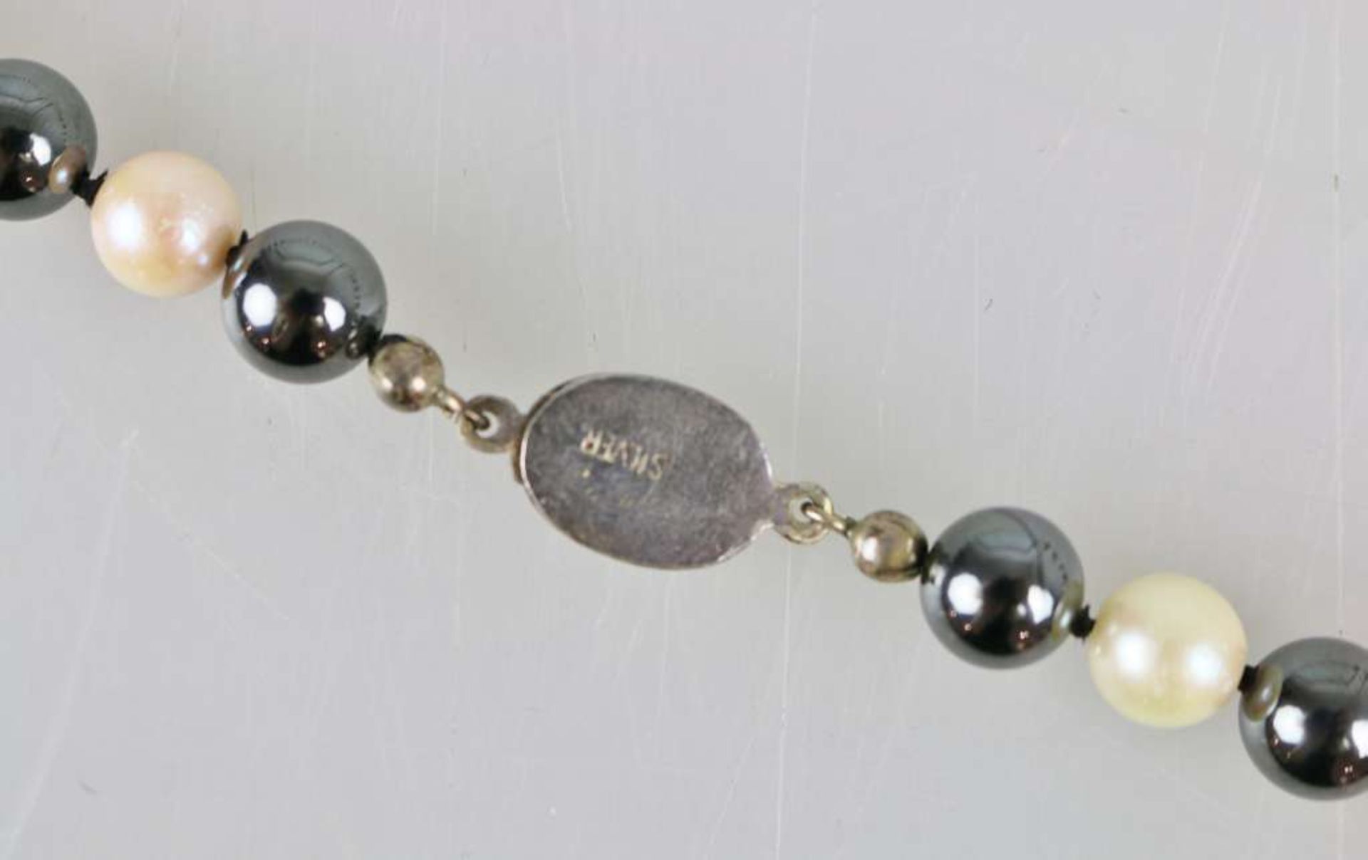 Perlenkette, zweifarbig mit Silberverschluss im Jugendstil, Ø ca. 8-9 mm, Länge ca. 90 cm. - Bild 3 aus 3