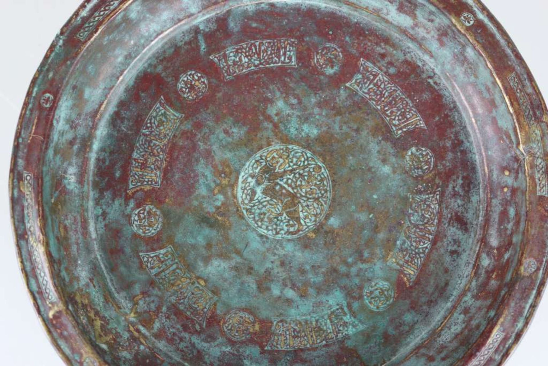 Persien um 1400, tiefgemuldeter Teller aus Messing, im Spiegel reichhaltig verziert, mit Darstellung - Bild 3 aus 5