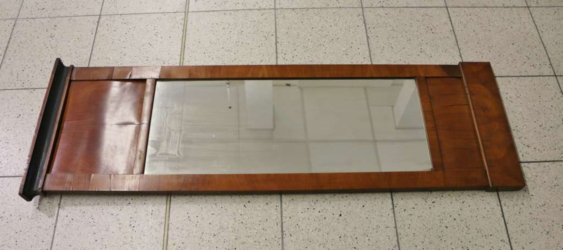 Pfeilerspiegel, Biedermeier, Obstholz. H. 138 cm, B. 42,5 cm. Furnierisse, Alter- und - Bild 2 aus 3