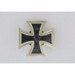 Eisernes Kreuz 1. Klasse 1914 an Schraubscheibe, diese wohl modern nachgefertigt. Kreuz leicht