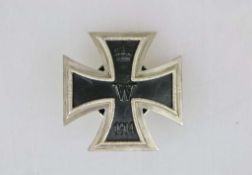 Eisernes Kreuz 1. Klasse 1914 an Schraubscheibe, diese wohl modern nachgefertigt. Kreuz leicht