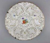 Meissen, Prunkteller Streublümchen und Rocaillen, goldstaffiert, Reliefdekor, unterglasurblaue