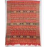 Marokkanischer Teppich, 1. H. 20. Jh., Flachgewebe, rotgrundig, alternierendes Streifendekor mit
