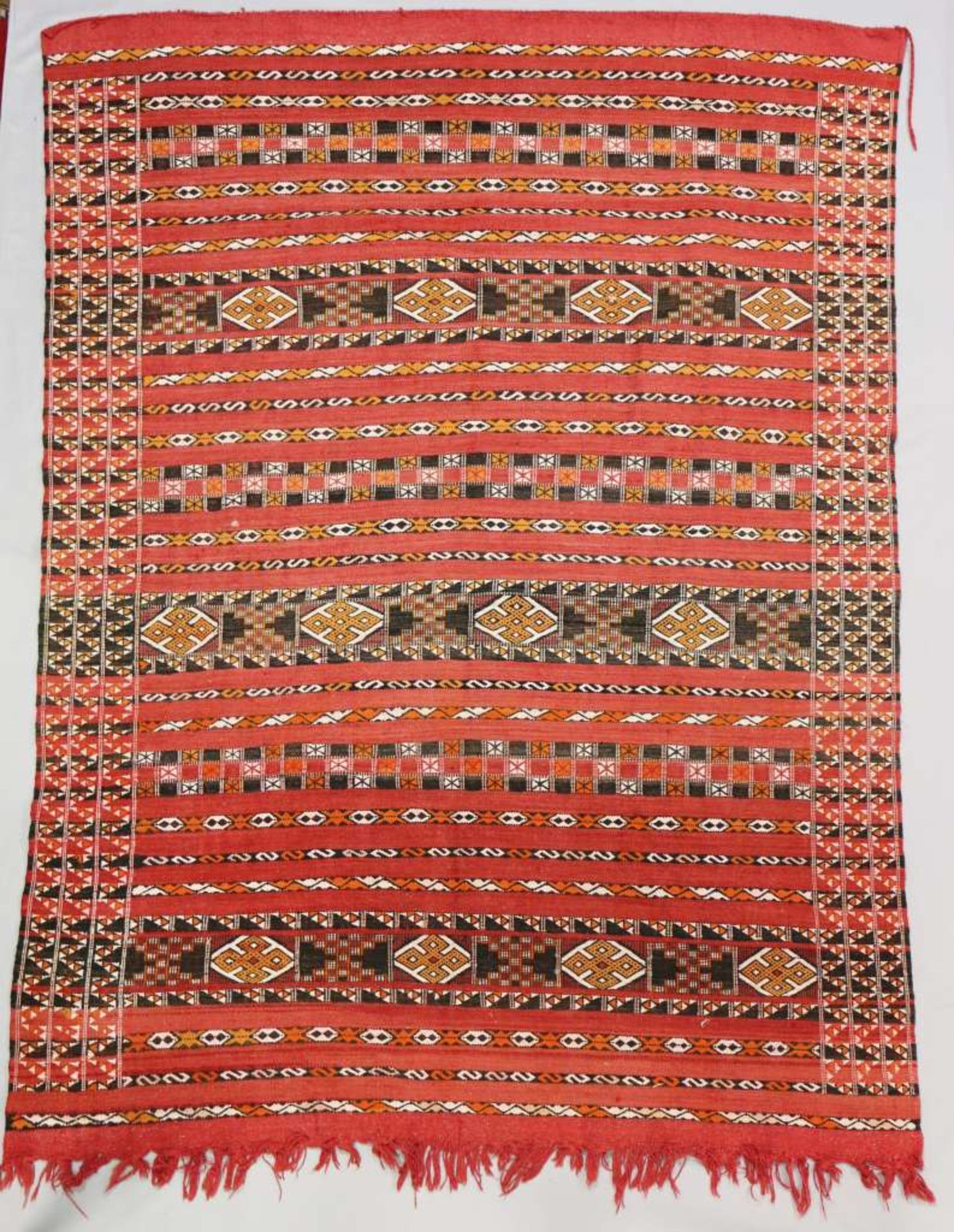 Marokkanischer Teppich, 1. H. 20. Jh., Flachgewebe, rotgrundig, alternierendes Streifendekor mit