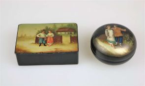 Paar Holzdosen, Russland, 19./ 20. Jh., jew. mit Darstellung eines bäuerlichen Paares. D.: ca. 9,5